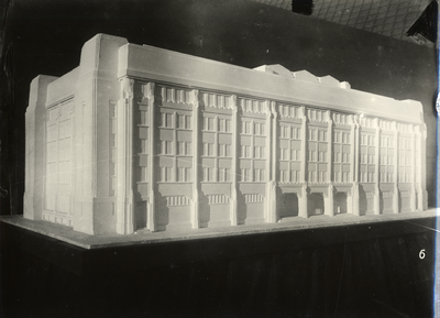 403135 Afbeelding van een gipsen maquette van het te bouwen eerste Jaarbeursgebouw op het Vredenburg te Utrecht.
